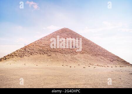 Ägypten. Dahshur oder Dashur. Die Rote Pyramide des Pharao Sneferu und Fragment der gebogenen Pyramide mit zurückbehaltenem seiner ursprünglichen Kalksteinhülle Stockfoto
