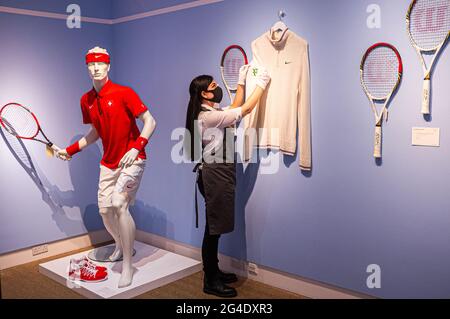 LONDON, 21. Juni 2021. ROGER FEDERER'S CHAMPION CARDIGAN UND RACKET THE CHAMPIONSHIPS, WIMBLEDON, 2012. Schätzung: £40,000-60,000. Christies' Vorschau auf die Roger Federer-Kollektion zugunsten der Roger Federer Foundation umfasst sportliche Erinnerungsstücke und 20 Lose von seinen Grand-Slam-Siegen, die am 23. Juni in London versteigert werden. Credit amer Ghazzal/Alamy Live News Stockfoto