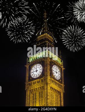 2006 HISTORISCHES FEUERWERK MITTERNACHT BIG BEN HÄUSER DES PARLAMENTS PARLIAMENT SQUARE LONDON ENGLAND GROSSBRITANNIEN Stockfoto