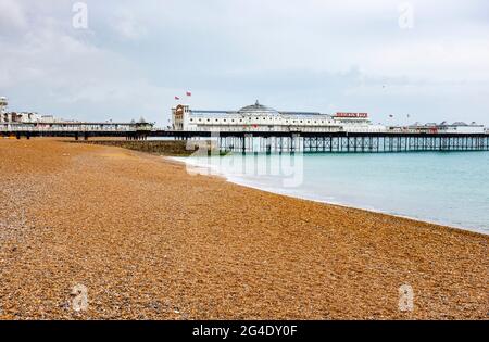 Brighton UK 21. Juni 2021 - starker Regen dämpft heute die Sommersonnenwende am Strand von Brighton und am Meer : Credit Simon Dack / Alamy Live News Stockfoto