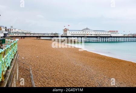 Brighton UK 21. Juni 2021 - starker Regen dämpft heute die Sommersonnenwende am Strand von Brighton und am Meer : Credit Simon Dack / Alamy Live News Stockfoto