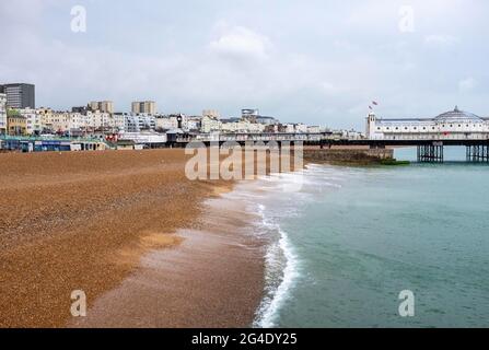 Brighton UK 21. Juni 2021 - starker Regen dämpft heute die Sommersonnenwende am Strand von Brighton und am Meer : Credit Simon Dack / Alamy Live News Stockfoto