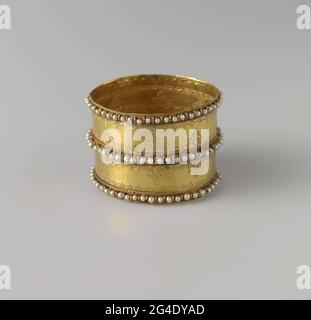 . Armband aus Gold. Verziert mit drei Perlkanten und Gravur. Stockfoto