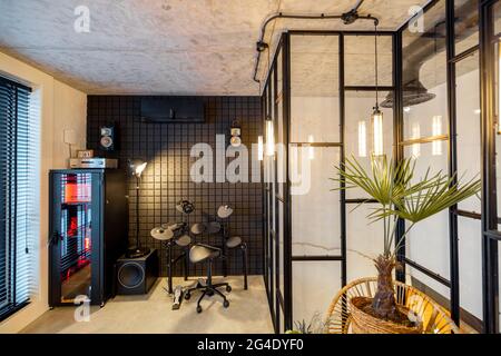 Home Recording Studio in modernem Stil mit Schlagzeug Stockfoto