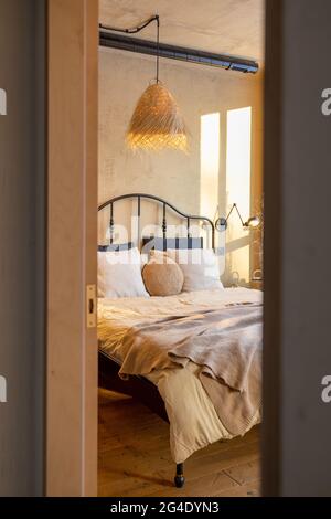 Stilvolles Schlafzimmer im natürlichen Boho-Stil Stockfoto