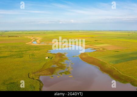 Wunderschöne Landschaft mit Sonnenuntergang über dem Strazsa-Hügel mit Aussichtsturm, der sich in der Nähe von Esztergom, im Pilisgebirge befindet. Stockfoto