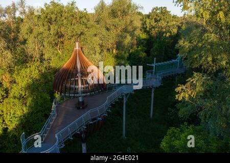 Makó, Ungarn - Luftaufnahme über Mako Canopy Walkway in der Nähe des Flusses Maros. Stockfoto