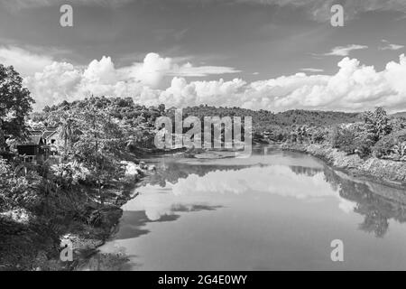 Schwarz-Weiß-Panorama der Landschaft Mekong Fluss und Luang Prabang Stadt in Laos Weltreise in Südostasien. Stockfoto