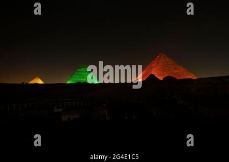 Die Großen Pyramiden von Gizeh in der Nacht Laserlicht während der Abendshow in Gizeh. Kairo, Ägypten. Stockfoto