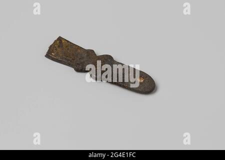 Fragment Griff aus einer Lampe aus dem Wrack der East India Hollandiah. Hängeleuchte, Gimbal-Ringgriff; Fragm, halbrundes Ende, ID. NG 1980-27H900. Stockfoto