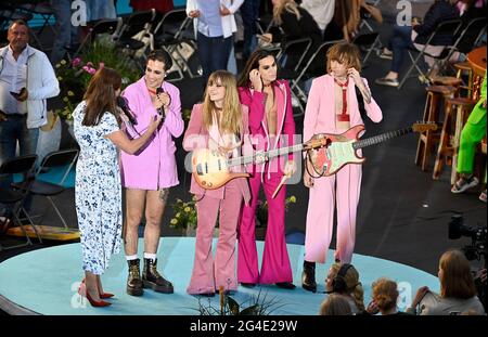 Lotta Engberg mit Damiano David, Victoria De Angelis, Ethan Torchio, Thomas Raggi. Aus Måneskin, Gewinner des Eurovision Song Contest, am 20. Juni 2021 auf der Bühne des Lotta på Liseberg in Göteborg, Schweden. Foto: Tommy Holl / TT Code 12033 Stockfoto