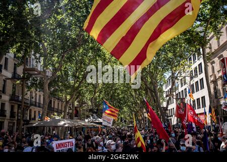 Barcelona, Katalonien, Spanien. 21. Juni 2021. Anhänger der Unabhängigkeit versammeln sich vor dem Opernhaus Gran Teatre del Liceu in La Rambla in Barcelona und fordern Amnestie für katalanische politische Gefangene. Die spanische Regierung wird morgen die Begnadigung der katalanischen politischen Gefangenen genehmigen, die zur Feier eines Referendums über die Unabhängigkeit Kataloniens im Jahr 2017 inhaftiert wurden. Quelle: Jordi Boixareu/Alamy Live News Stockfoto