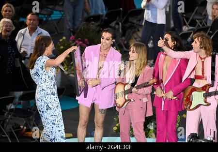 Lotta Engberg mit Damiano David, Victoria De Angelis, Ethan Torchio, Thomas Raggi. Aus Måneskin, Gewinner des Eurovision Song Contest, am 20. Juni 2021 auf der Bühne des Lotta på Liseberg in Göteborg, Schweden. Foto: Tommy Holl / TT Code 12033 Stockfoto