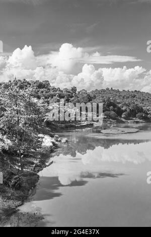 Schwarz-Weiß-Panorama der Landschaft Mekong Fluss und Luang Prabang Stadt in Laos Weltreise in Südostasien. Stockfoto