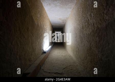 Tunneleingang zur alten ägyptischen Pyramide. Eine lange Passage in der Pyramide von Gizeh. Ein prähistorisches Wahrzeichen. Gizeh, Kairo, Ägypten. Im zweiten Stockfoto