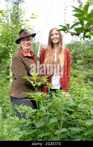 Liebstadt, Deutschland. Juni 2021. Bärbel Kemper und ihre Tochter Anna-Karina stehen nebeneinander im Bienenwald. Kemper wurde mit ihrem artenreichen Biotopverbund für den Deutschen Waldpreis nominiert. Der Preis zeichnet Personen aus, die sich besonders für den Forstsektor einsetzen. Quelle: Sebastian Kahnert/dpa-Zentralbild/dpa/Alamy Live News Stockfoto