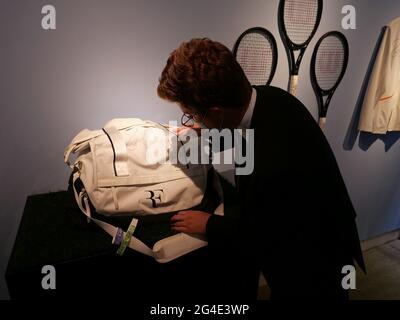 20 Lose von seinen Grand Slam Siegen wurden am 23. Juni in London versteigert. Von einem Schläger, der in seinem sagenumwobenen Kampf mit Rafael Nadal in Wimbledon im Jahr 2007 verwendet wurde, bis zu den mit Lehm bedeckten Schuhen nach seinem Sieg bei Roland Garros im Jahr 2009 – diese Gegenstände bieten einen Blick in einige der kultigsten Momente des Sports. Der entsprechende Online-Verkauf, der vom 23. Juni – 13. Und 14. Juli stattfindet, zeichnet Federers unglaubliche Karriere von den frühen 2000er Jahren bis 2021 nach und bietet Fans auf der ganzen Welt die Möglichkeit, ein bedeutsames Objekt von seiner bisherigen Reise zu besitzen. Stockfoto