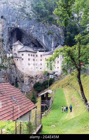 Predjama, Innerer Krain, Slowenien. Predjama Castle, in der Öffnung einer Höhle gebaut. Es stammt ursprünglich aus dem 13. Jahrhundert. Das aktuelle Versi Stockfoto