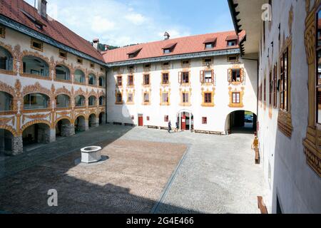 Idrija, Slowenisches Küstenland, Slowenien. Innenhof des Schlosses Gewerbeegg. Das Schloss beherbergt das Stadtmuseum, das die Geschichte des Quecksilberminins umfasst Stockfoto