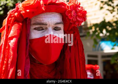 Red Rebels, Red Rebel Brigade symbolisiert das gemeinsame Blut, das wir mit allen Arten teilen, nternationale Performance-Artivisten, die uns eint und uns auf uns macht Stockfoto