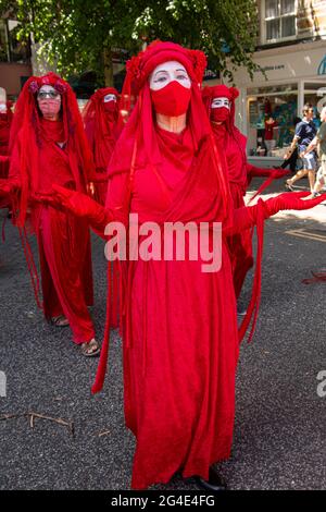 Red Rebels, Red Rebel Brigade symbolisiert das gemeinsame Blut, das wir mit allen Arten teilen, nternationale Performance-Artivisten, die uns eint und uns auf uns macht Stockfoto