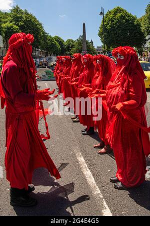 Red Rebels, Red Rebel Brigade symbolisiert das gemeinsame Blut, das wir mit allen Arten teilen, nternationale Performance-Artivisten, die uns eint und uns auf uns macht Stockfoto