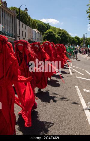 Red Rebels, Red Rebel Brigade symbolisiert das gemeinsame Blut, das wir mit allen Arten teilen, nternationale Performance-Artivisten, die uns eint und uns auf uns macht Stockfoto