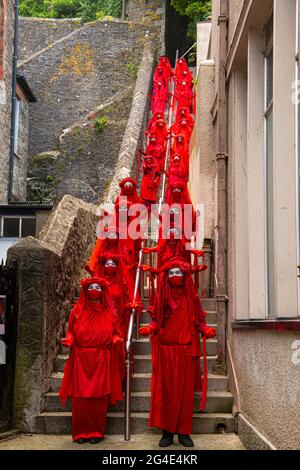 Red Rebels, Red Rebel Brigade symbolisiert das gemeinsame Blut, das wir mit allen Arten teilen, nternationale Performance-Artivisten, die uns eint und uns auf uns macht Stockfoto