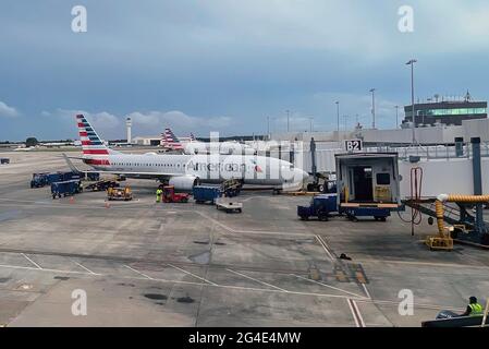 Charlotte, NC, USA. Juni 2021. Die Ansicht, dass American Airlines-Flugzeuge am Flughafen Charlotte festsaßen, nachdem American Airlines am 20. Juni 2021 in Charlotte, North Carolina, 1 Prozent der Flüge gekürzt hatte, um den Druck auf den Betrieb aufgrund von Arbeitskräftemangel und erhöhten Flugreisen zu verringern. Kredit: Mpi34/Media Punch/Alamy Live Nachrichten Stockfoto