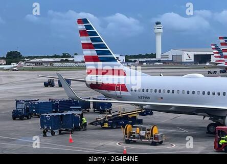 Charlotte, NC, USA. Juni 2021. Die Ansicht, dass American Airlines-Flugzeuge am Flughafen Charlotte festsaßen, nachdem American Airlines am 20. Juni 2021 in Charlotte, North Carolina, 1 Prozent der Flüge gekürzt hatte, um den Druck auf den Betrieb aufgrund von Arbeitskräftemangel und erhöhten Flugreisen zu verringern. Kredit: Mpi34/Media Punch/Alamy Live Nachrichten Stockfoto