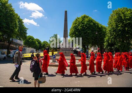 Red Rebels, Red Rebel Brigade symbolisiert das gemeinsame Blut, das wir mit allen Arten teilen, nternationale Performance-Artivisten, die uns eint und uns auf uns macht Stockfoto