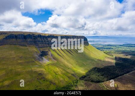 Luftaufnahme des Berges Benbulbin in der Grafschaft Sligo, Irland. Stockfoto