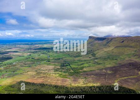 Luftaufnahme des Benwisken Mountain von Benbulbin aus, Sligo Irland. Stockfoto