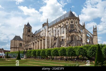 Kathedrale von Bourges, römisch-katholische Kirche, dem heiligen Stephanus geweiht. Es wurde 1992 zum UNESCO-Weltkulturerbe erklärt. Stockfoto