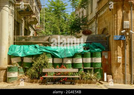 Nikosia, Zypern - 16. Mai 2021: Barrel als Barriere an der Grenze 'Green Line' in Nikosia, Zypern Stockfoto