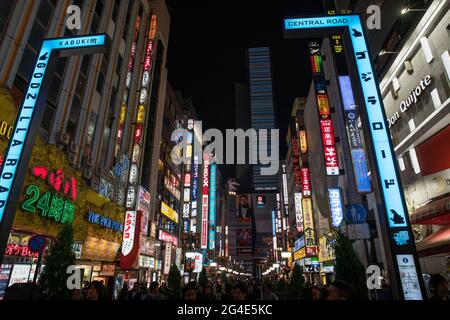 Der Eingang zum Kabukichō, dem Unterhaltungs- und Rotlichtviertel, in Shinjuku, Tokio, Japan Stockfoto