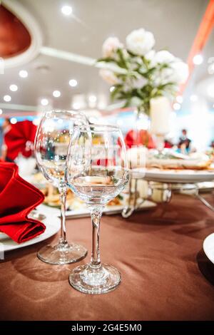 Zwei Gläser für Getränke im Restaurant auf dem Tisch bei der Party. Stockfoto