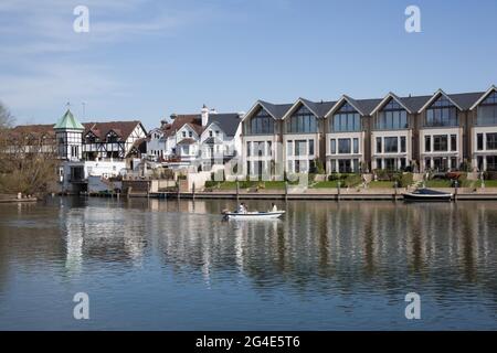 Gebäude und Boote entlang der Themse bei Maidenhead in Großbritannien Stockfoto