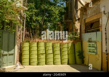 Nikosia, Zypern - 16. Mai 2021: Barrel als Barriere an der Grenze 'Green Line' in Nikosia, Zypern Stockfoto