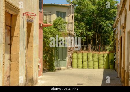 Nikosia, Zypern - 16. Mai 2021: Barrel als Barriere an der Grenze 'Green Line' in Nikosia, Zypern Stockfoto