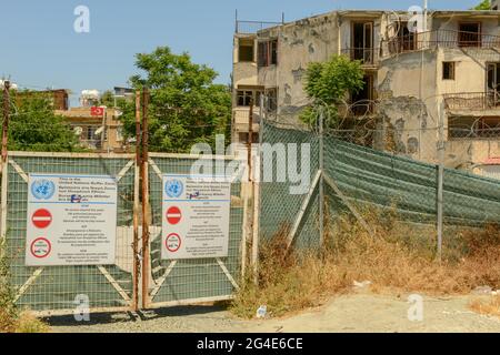 Nikosia, Zypern - 16. Mai 2021: Die Grenze 'Grüne Linie' in Nikosia auf Zypern Stockfoto