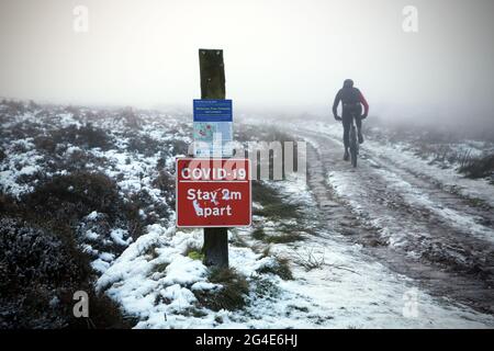 Ein Radfahrer trifft am Silvesterabend 2020 auf Ilkley Moor in West Yorkshire auf eine Nebeldecke. Stockfoto