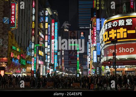 Der Eingang zum Kabukichō, dem Unterhaltungs- und Rotlichtviertel, in Shinjuku, Tokio, Japan Stockfoto