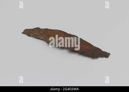 Fragment einer Schraubenplatte aus einer Muskete aus dem Wrack der Ostindischen Fliegenden Herzen. Kupferschraubplatte aus einer Muskete. Langgestrecktes Fragment mit der Inschrift '.... Seeland]“. Beilagenteller. Stockfoto