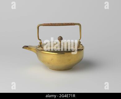 Wasserkocher mit Standard. Teekannen aus Messing, Innenseite, gehört zu einem Teeservice. Am niedrigen Fuß, ein breites Spektrum, mit sehr leicht gewölbter Oberseite mit runder Öffnung, die mit Deckel geschlossen werden kann. Die Oberkante des Topfes sowie der Rand um die Öffnung ist mit Profilreifen verziert. Der flache Deckel ist ebenfalls in der Mitte und am Rand mit Profilreifen verziert und hat einen runden, hölzernen Knopf in der Mitte. Auf der Oberseite des Topfes ist in der mittleren Wunde ein Winkelgriff mit Schilf angebracht. Der Ausguss ist herausgekommen und befindet sich auf der Oberseite. Stockfoto