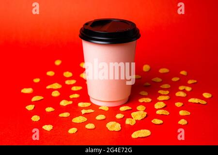 Roter Beerentee in einem durchsichtigen Glaskessel mit einer Tasse Tee.Rollen mit Reflexion auf schwarzem Hintergrund. Hochwertige Fotos für Menügestaltung und Vorlage Stockfoto