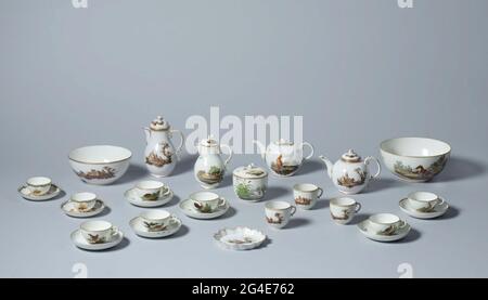 . Kaffee- und Teeset aus Porzellan, bestehend aus einer Teedose, einem Milchkännchen mit Deckel, einer Spülschüssel, einem Pattipan und drei Tassen mit Ohr. Alle Teile sind bunt bemalt mit Wasserlandschaften in grün und braun mit Figuren in blau, rotbraun und lila am Ufer und mit großen Schlössern/Palästen auf der anderen Straßenseite mit hellblauen Fenstern und Dächern. Nur eine Erde auf der Rückseite der Spülschüssel. Auf den kleineren Wasserlandschaften Deckel und eine teilweise vergoldete Frucht zum Zweig mit Blättern als Knopf. Goldene Paspeln an den Rändern, auch Ohren und Auslauf sind in Gold verziert. Stockfoto