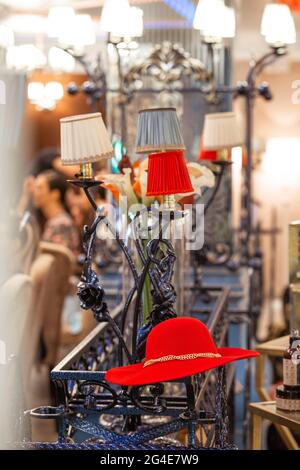 Roter Frauenhut liegt im Inneren des Cafés. Stockfoto