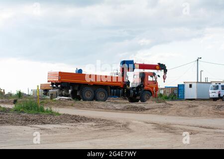 Baumaschinen großen LKW mit Kran. Stockfoto