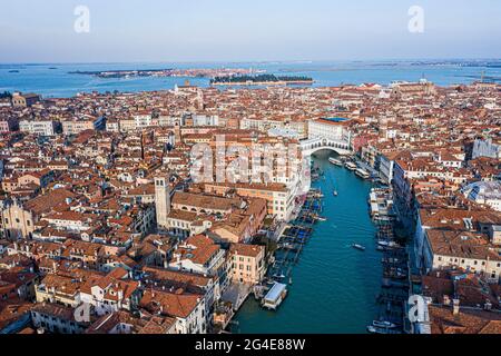 Venedig, Rialtobrücke und Grand Canal aus dem Himmel Stockfoto